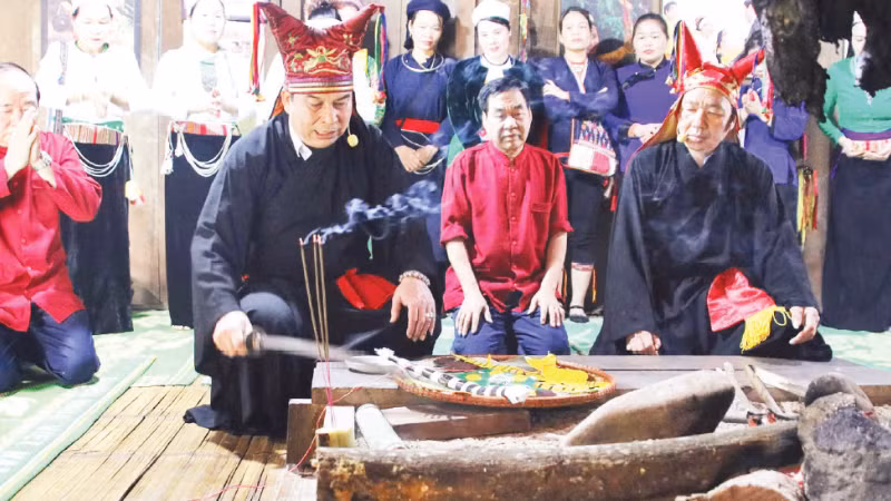 Một nghi thức đón năm mới của đồng bào Mường (Phú Thọ).