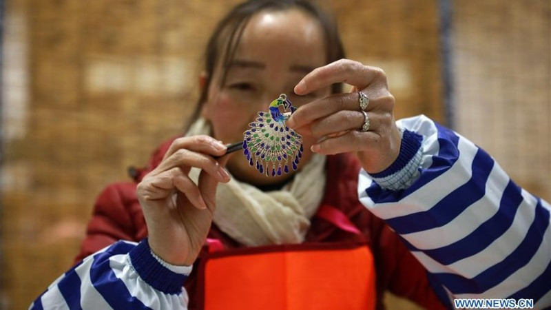 Một nghệ nhân đang làm một chiếc bông tai bằng bạc tại tỉnh Quý Châu, tây nam Trung Quốc. (Ảnh: Xinhua)