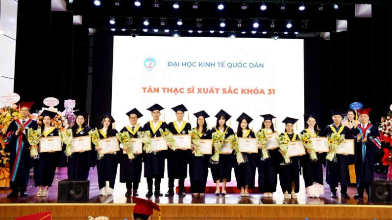 Lãnh đạo Đại học Kinh tế quốc dân trao bằng khen cho học viên khóa 31 có thành tích học tập xuất sắc. (Ảnh: TUẤN ANH)