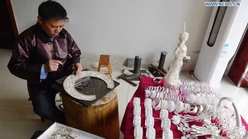 Thợ thủ công chế tác trang sức bạc tại một cửa hàng bạc ở tỉnh Quý Châu, tây nam Trung Quốc. (Ảnh: Xinhua)