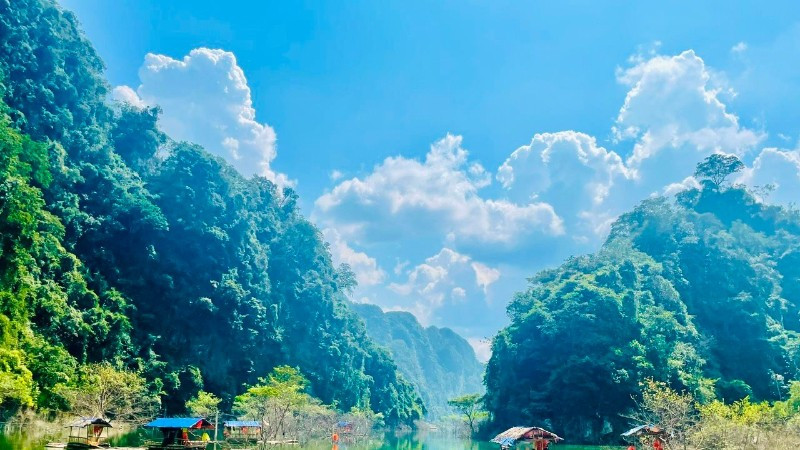 Du khách khám phá thảo nguyên Đồng Lâm, Lạng Sơn.