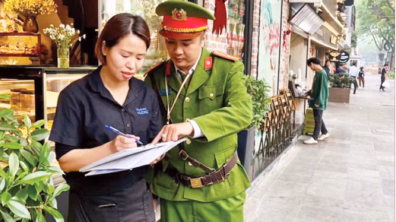 Cảnh sát Trật tự Công an phường Cửa Nam tuyên truyền trực tiếp đến cơ sở kinh doanh nội dung Xử phạt vi phạm bằng hình ảnh “phạt nguội”.