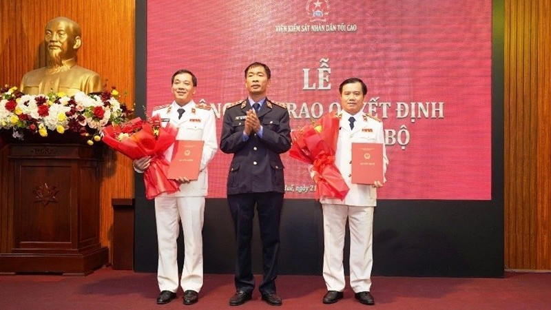 Phó Viện trưởng Viện Kiểm sát nhân dân tối cao Nguyễn Duy Giảng trao quyết định và tặng hoa chúc mừng tân Viện trưởng Viện Kiểm sát nhân dân thành phố Huế Nguyễn Tiến Hùng (bìa trái) và Phó Viện trưởng Viện Kiểm sát nhân dân thành phố Huế Nguyễn Trường (phải).