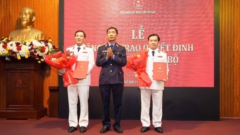 Phó Viện trưởng Viện Kiểm sát nhân dân tối cao Nguyễn Duy Giảng trao quyết định và tặng hoa chúc mừng tân Viện trưởng Viện Kiểm sát nhân dân thành phố Huế Nguyễn Tiến Hùng (bìa trái) và Phó Viện trưởng Viện Kiểm sát nhân dân thành phố Huế Nguyễn Trường (phải).