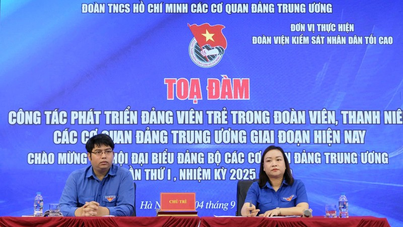 Các đồng chí chủ trì buổi tọa đàm.