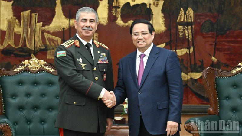 Thủ tướng Phạm Minh Chính và Thượng tướng Zakir Hasanov, Bộ trưởng Quốc phòng Azerbaijan. (Ảnh: TRẦN HẢI)