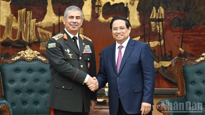 Thủ tướng Phạm Minh Chính và Thượng tướng Zakir Hasanov, Bộ trưởng Quốc phòng Azerbaijan. (Ảnh: TRẦN HẢI)
