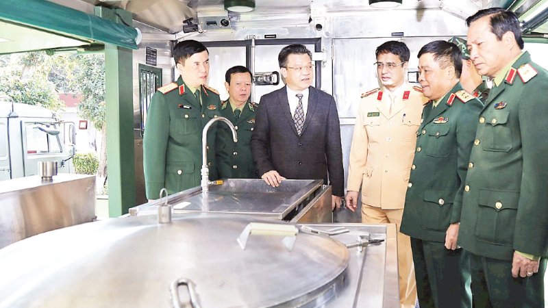 Thủ trưởng Tổng cục Hậu cần-Kỹ thuật và các đại biểu tham quan xe bếp tự hành tại Hội nghị sơ kết Phong trào thi đua “Ngành hậu cần Quân đội làm theo lời Bác Hồ dạy” giai đoạn 2020-2025. (Ảnh: QUỲNH HƯƠNG)