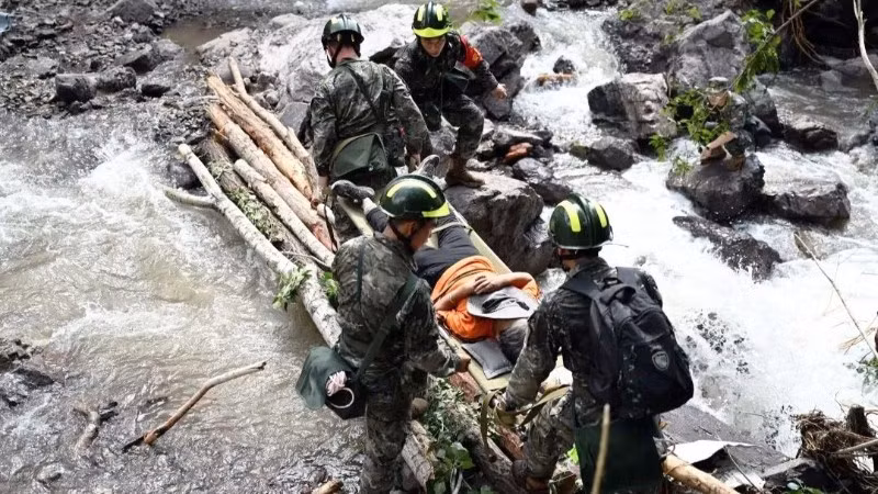 Lực lượng cảnh sát vũ trang Trung Quốc tham gia sơ tán người bị ảnh hưởng bởi thiên tai tại quận Diên Khánh, thành phố Bắc Kinh. (Ảnh: Tân Hoa xã)
