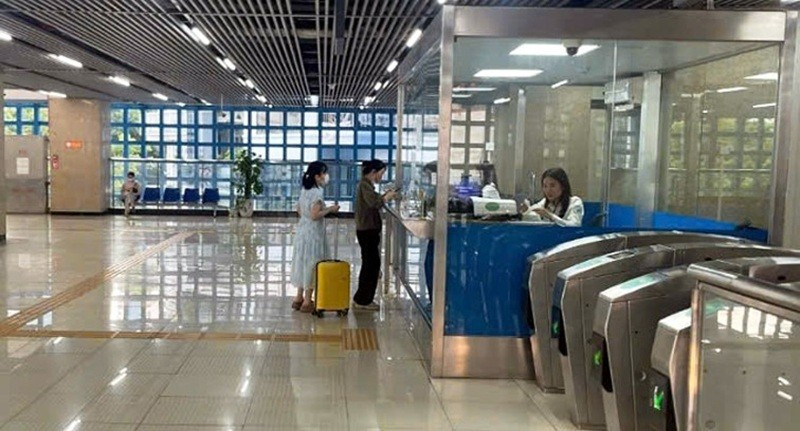 Người dân xếp hàng mua vé đi tàu.
