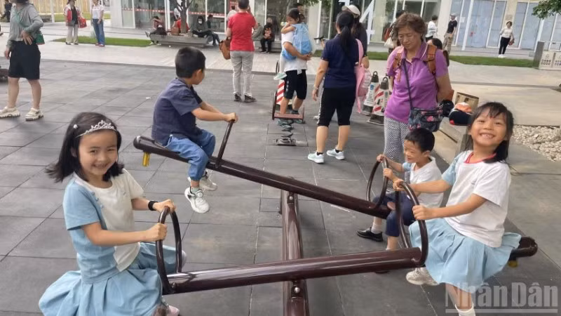 Trẻ em vui chơi ở Trường mầm non Jiayuyuan, thành phố Bắc Kinh, Trung Quốc.