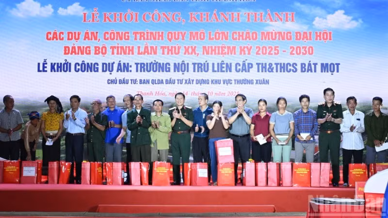 Thủ tướng Chính phủ Phạm Minh Chính tặng quà cho các hộ dân có hoàn cảnh khó khăn trên địa bàn 2 xã Yên Nhân và Bát Mọt tại lễ khánh thành. (Ảnh: TRẦN HẢI)