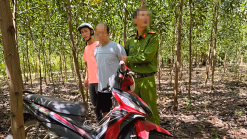 Công an xã Xuân Lộc bắt giữ nghi can cướp vé số.