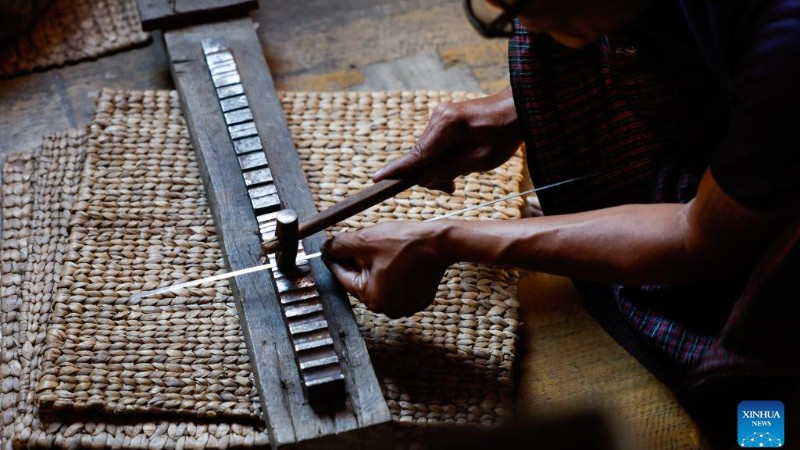 Người thợ đang chế tác sản phẩm bạc tại một xưởng thủ công ở thị trấn Nyaungshwe, bang Shan, Myanmar. (Ảnh: Tân Hoa xã)