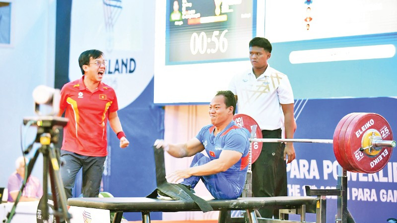 Niềm vui của lực sĩ Lê Văn Công khi đoạt Huy chương vàng hạng 49kg nam.