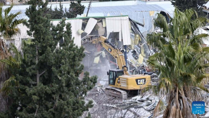 Giới chức Israel phá dỡ một tòa nhà nằm trong khuôn viên của Cơ quan cứu trợ người tị nạn Palestine của Liên hợp quốc (UNRWA) tại Đông Jerusalem, ngày 20/1/2026. (Ảnh: Tân Hoa xã)