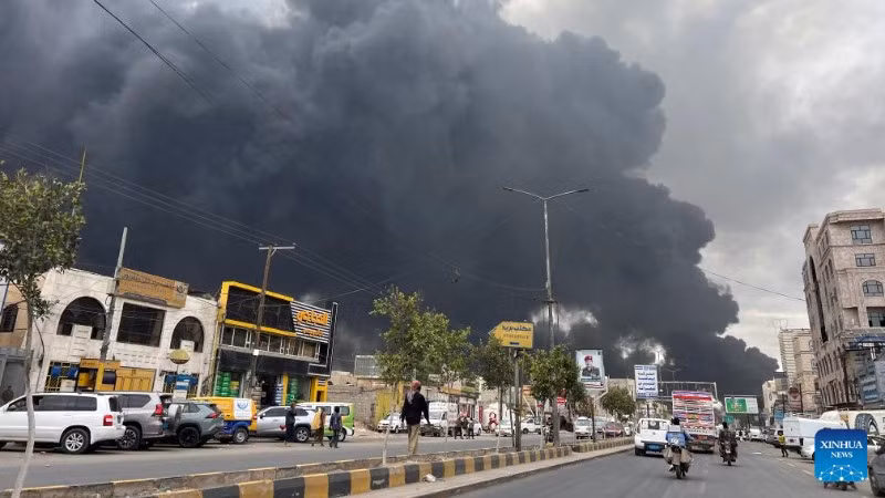 Khói bốc lên từ nhà máy điện Dhahban sau các cuộc không kích ở Thủ đô Sanaa của Yemen. (Ảnh: Tân Hoa xã)