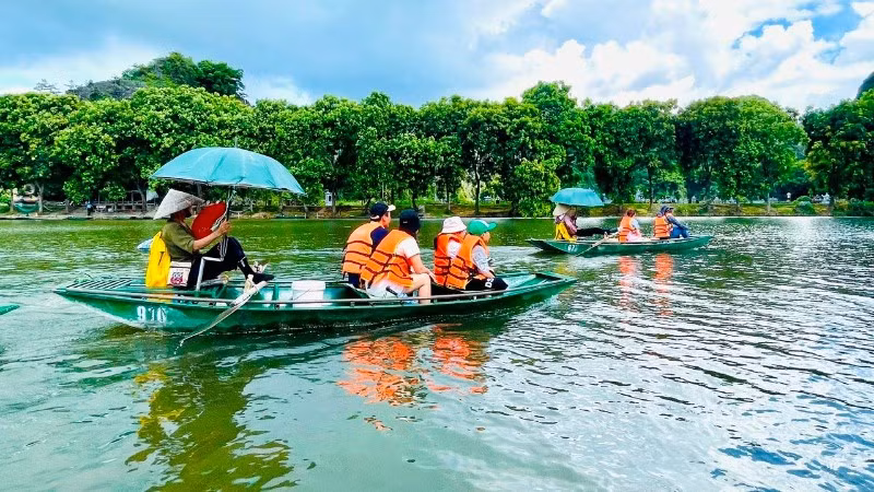 Du khách tham quan điểm du lịch Tam Cốc, Ninh Bình.