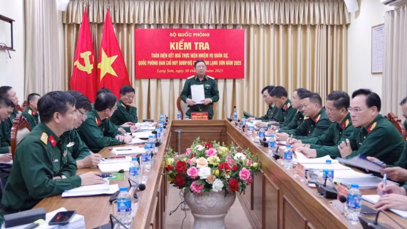 Thượng tướng Huỳnh Chiến Thắng, Ủy viên Trung ương Đảng, Phó Tổng Tham mưu trưởng Quân đội nhân dân Việt Nam phát biểu tại Ban Chỉ huy Bộ đội Biên phòng tỉnh Lạng Sơn.