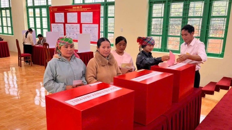 Cử tri xã Tìa Dình, tỉnh Điện Biên bỏ phiếu bầu đại biểu Quốc hội và Hội đồng nhân dân các cấp.