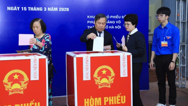 Chủ tịch Ủy ban nhân dân thành phố Hà Nội Vũ Đại Thắng thực hiện bỏ phiếu tại phường Giảng Võ (Hà Nội).