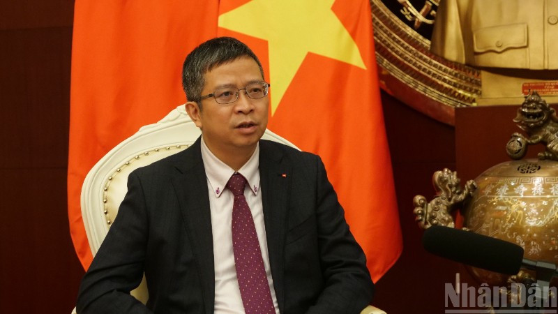 Đại sứ Phạm Thanh Bình trả lời phỏng vấn báo chí.