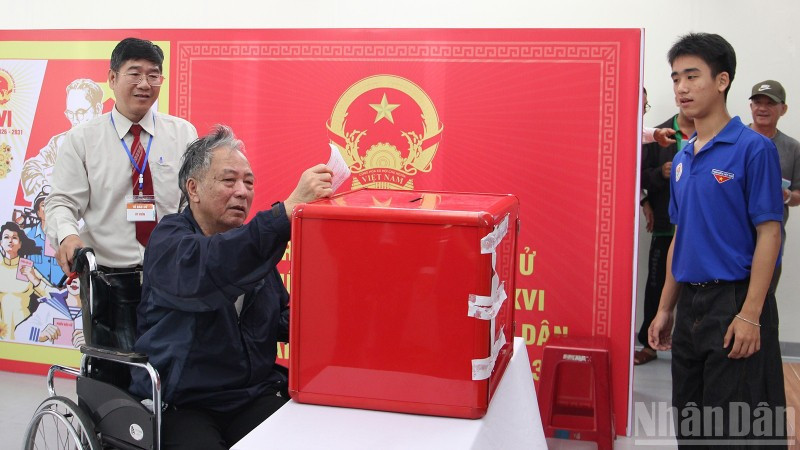 Cử tri Đinh Hữu Hồng bỏ phiếu.