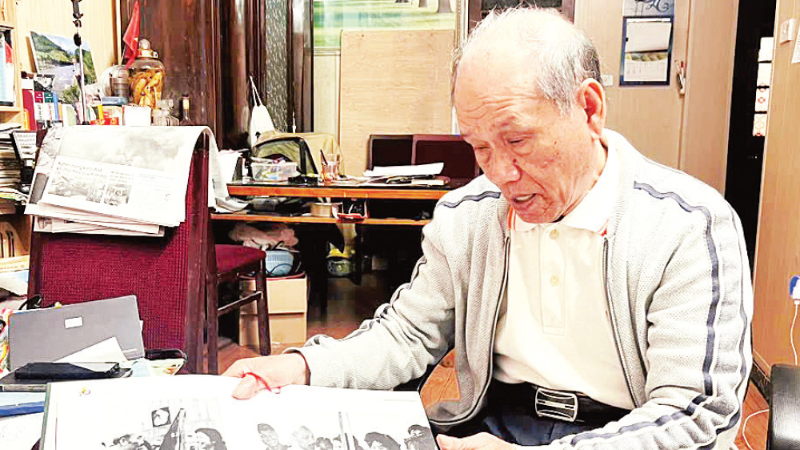 Ở tuổi 86, ông Trương Xuân Hùng vẫn nhớ rõ nội dung những bức ảnh của Bác Hồ với ngành thể dục thể thao.