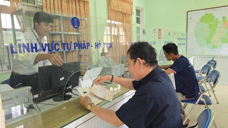 Người dân đến làm thủ tục hành chính tại điểm tiếp nhận xã Canh Vinh, tỉnh Gia Lai. (Ảnh: PHÚC THẮNG)