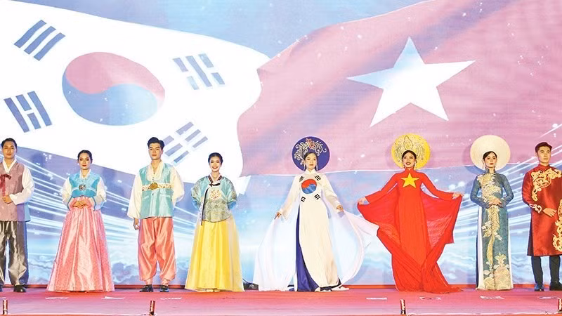 Trình diễn trang phục truyền thống Việt Nam, Hàn Quốc.