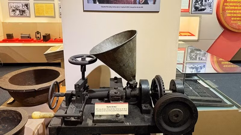 Máy đúc chữ nhựa M951 sáng chế năm 1970 tại Việt Bắc được trưng bày tại Bảo tàng ngành cơ yếu Việt Nam. (Ảnh: NGỌC ĐINH)
