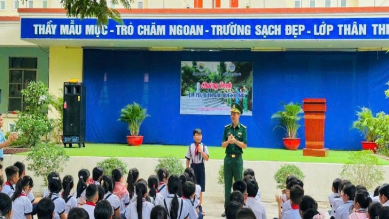 Cán bộ Đồn Biên phòng Xuân Đài tổ chức tuyên truyền về biên giới quốc gia cho các em học sinh.
