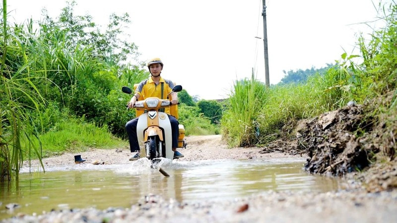 Nhân viên Bưu điện tỉnh Tuyên Quang vận chuyển bưu phẩm.