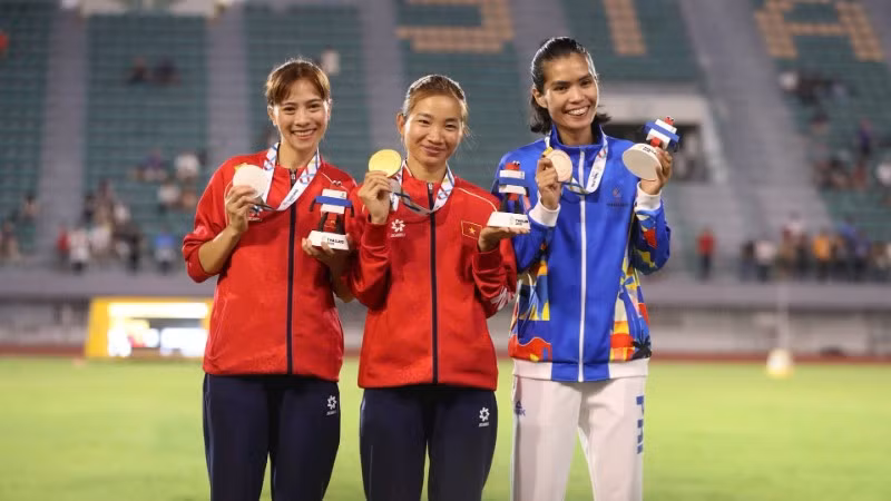 Nguyễn Thị Oanh, Đoàn Thu Hằng (bên trái) đoạt Huy chương Vàng và Bạc chạy 3.000m vượt chướng ngại vật.