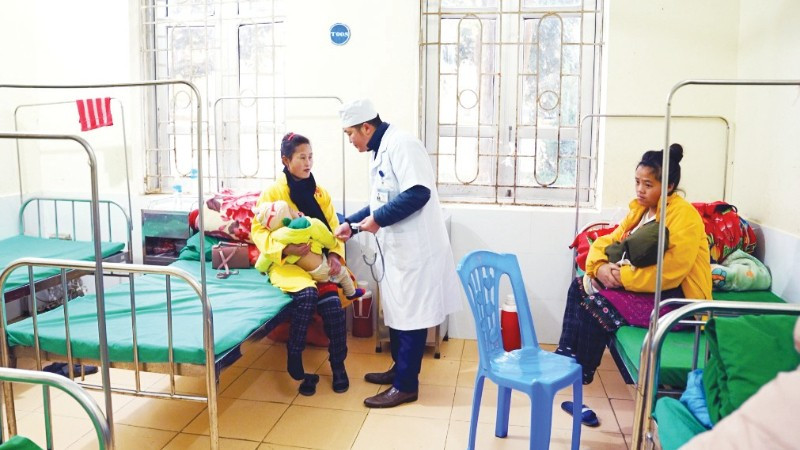Bác sĩ thuộc Trung tâm Y tế khu vực Điện Biên Đông, tỉnh Điện Biên đang thăm khám cho bệnh nhân.