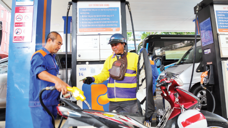 Giá xăng ở hầu hết các cây xăng tại Thành phố Hồ Chí Minh đã niêm yết 31.000 đồng/lít từ ngày 23/3. (Ảnh: THẾ ANH)