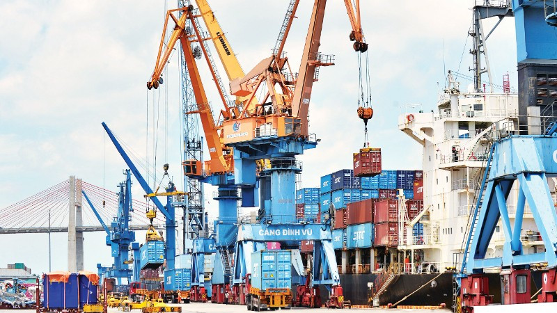 Vận chuyển hàng hóa tại cảng Đình Vũ, thành phố Hải Phòng. (Ảnh: ANH ĐỨC)