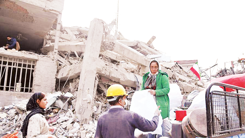 Người dân dọn dẹp nhà bị phá hủy ở Tehran, Iran. (Ảnh: TÂN HOA XÃ)