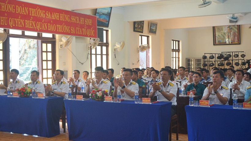 Cán bộ, chiến sĩ và người dân đảo Trường Sa xem truyền hình trực tiếp phiên khai mạc Đại hội Đảng lần thứ XIV.