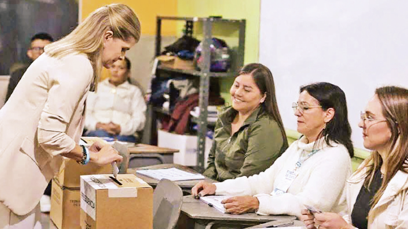 Ứng cử viên Laura Fernandez bỏ phiếu tại điểm bầu cử ở Cartago. (Ảnh: Tân Hoa xã)