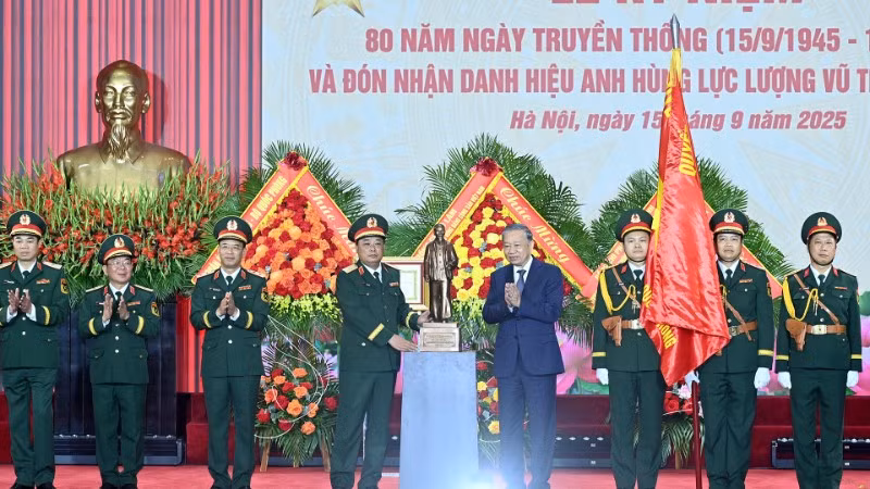 Tổng Bí thư Tô Lâm trao bức tượng Bác Hồ về thăm quê tặng Tổng cục Công nghiệp quốc phòng. (Ảnh: ĐĂNG KHOA)