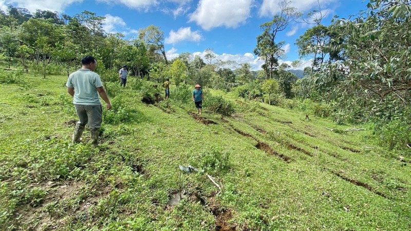 Các lực lượng kiểm tra những vết nứt mới xuất hiện . (Ảnh: PARAI)