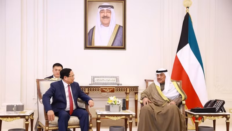 Thủ tướng Chính phủ Phạm Minh Chính hội kiến Hoàng Thái tử Nhà nước Kuwait Sheikh Sabah Khaled Al-Hamad Al-Sabah. (Ảnh: Nhật Bắc/VGP)