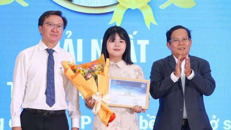 Tác giả Hoàng Nguyễn Vân Nhi (giữa) đoạt giải Nhất cuộc thi viết "Người thầy kính yêu" với tác phẩm “Những cô giáo Thành phố Hồ Chí Minh bền bỉ chở sách lên non”