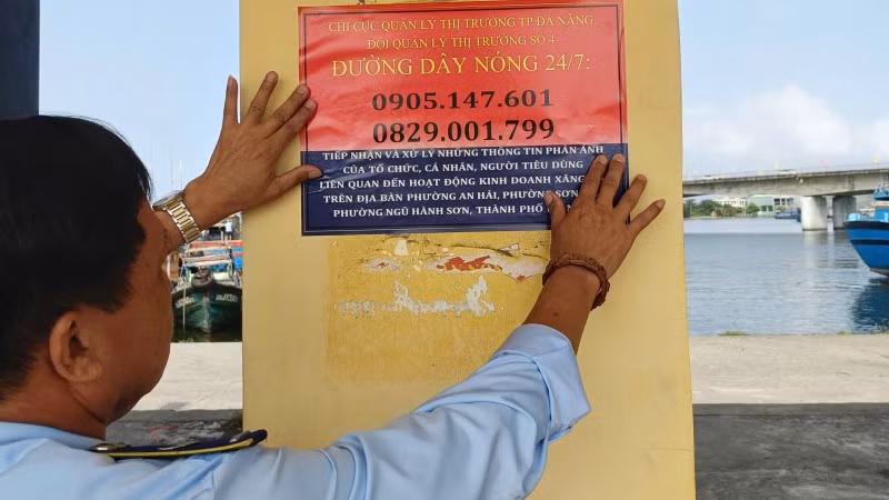 Đà Nẵng thực hiện niêm yết công khai số điện thoại đường dây nóng tại các cửa hàng bán lẻ xăng dầu.