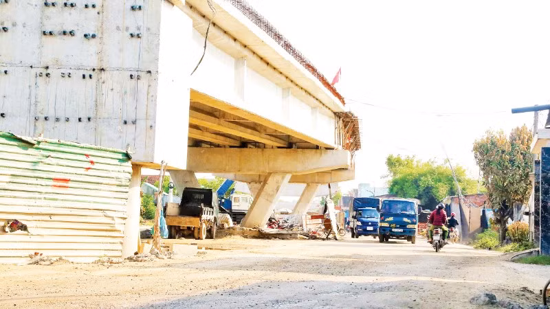 Chậm chạp trong thi công khiến cuộc sống của người dân dọc hai bên tuyến Quốc lộ 14E bị đảo lộn hoàn toàn.