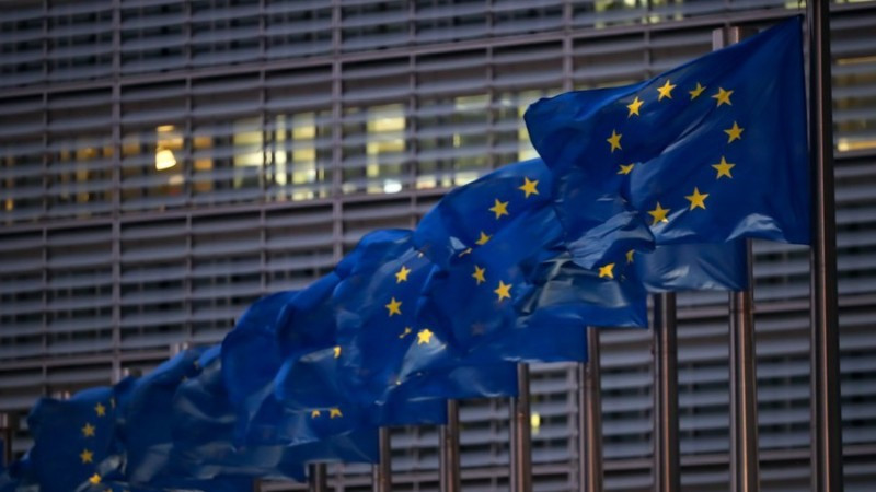 Cờ EU tung bay bên ngoài Trụ sở Ủy ban châu Âu ở Brussels, Bỉ. (Ảnh: Xinhua)