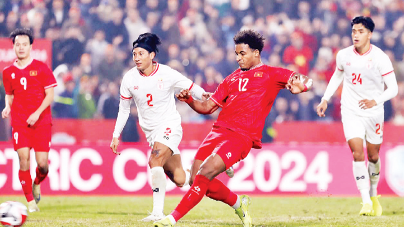 Cầu thủ nhập tịch có giúp đội tuyển Việt Nam mạnh hơn? Nguyễn Xuân Son (12), cầu thủ nhập tịch đã để lại nhiều dấu ấn thi đấu tại đội tuyển Việt Nam.