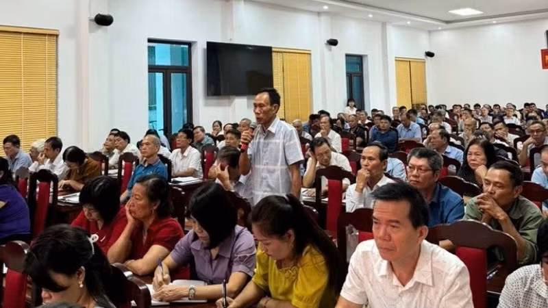 Bí thư chi bộ Tổ dân phố 14 (phường Mường Thanh cũ) thông tin nguyện vọng của nhân dân trên địa bàn.