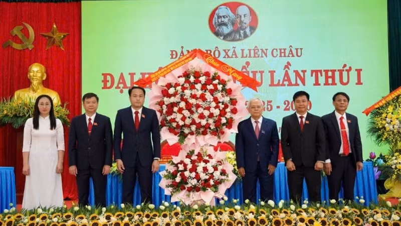 Nguyên Ủy viên Bộ Chính trị Ngô Văn Dụ chúc mừng Đại hội.